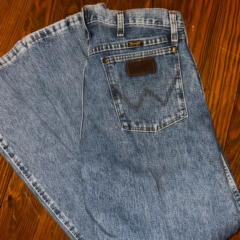 Wrangler Cowboy Cut Regular Fit — 33x32 (Medium Wash)